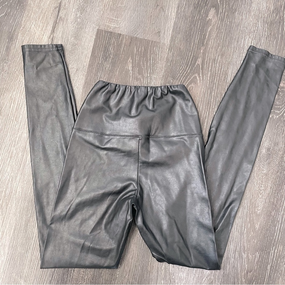 Wilfred Aritzia Daria Legging Black Faux Leather Fits Size Small - Picture 4 of 4